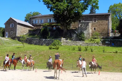 Les Ecuries de la Sabatarié Ferme Equestre Gîtes